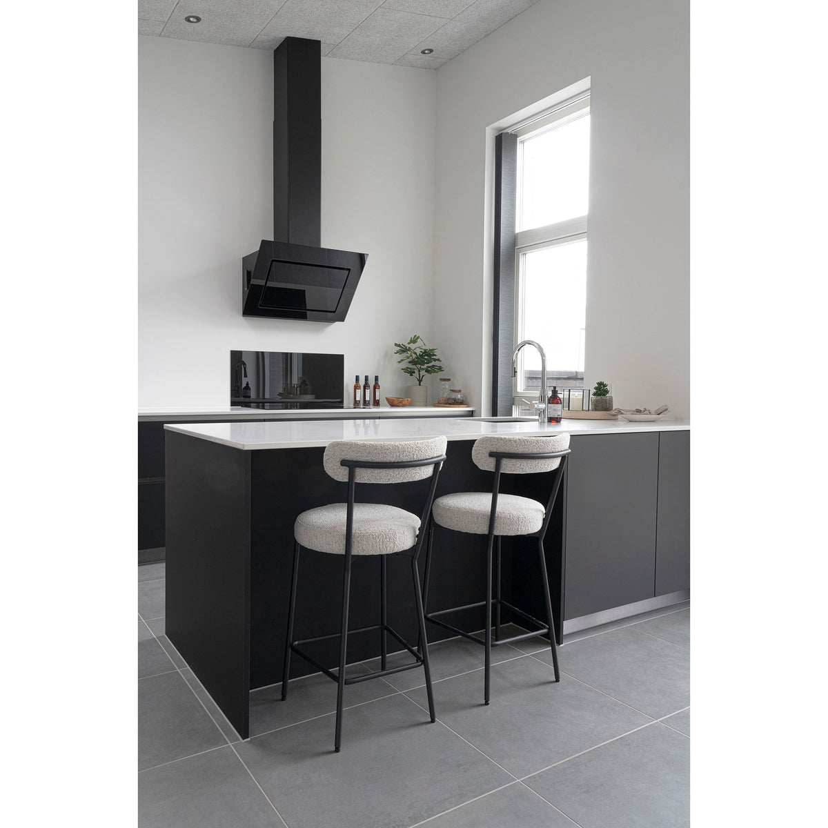 Scaun pentru blat de bucătărie, bouclé, alb, picioare negre, HN1270
