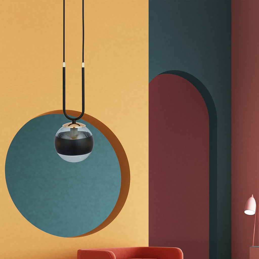 Lampa suspendata neagra cu accente aurii Glam