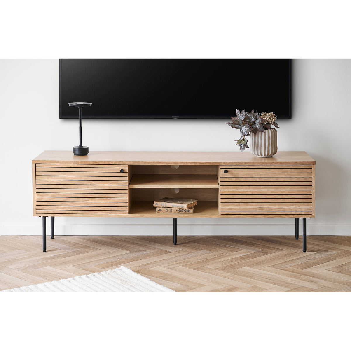 Comodă TV, 2 uși, 2 polițe, furnir de stejar, natur, picioare din metal negru, 150x40x50 cm