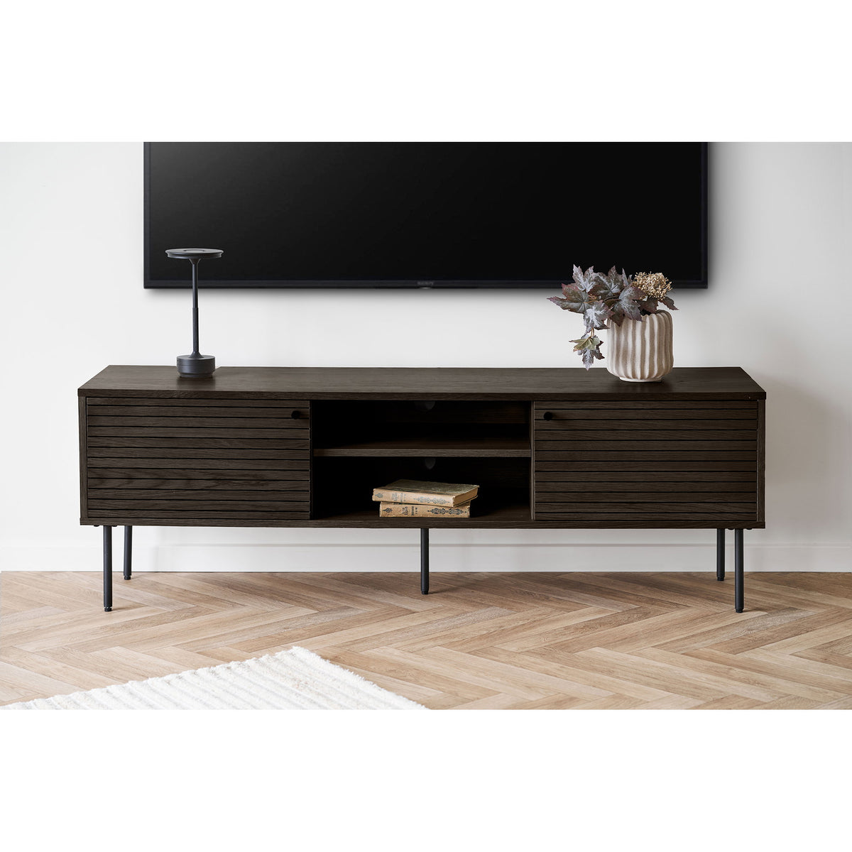 Comodă TV, 2 uși, 2 polițe, furnir de stejar, fumuriu, picioare din metal negru, 150x40x50 cm