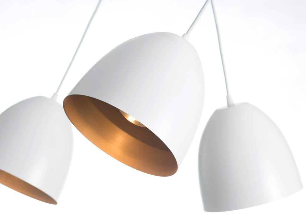 Lampa suspendata cu abajur metalic alb cu acente aurii Lenox