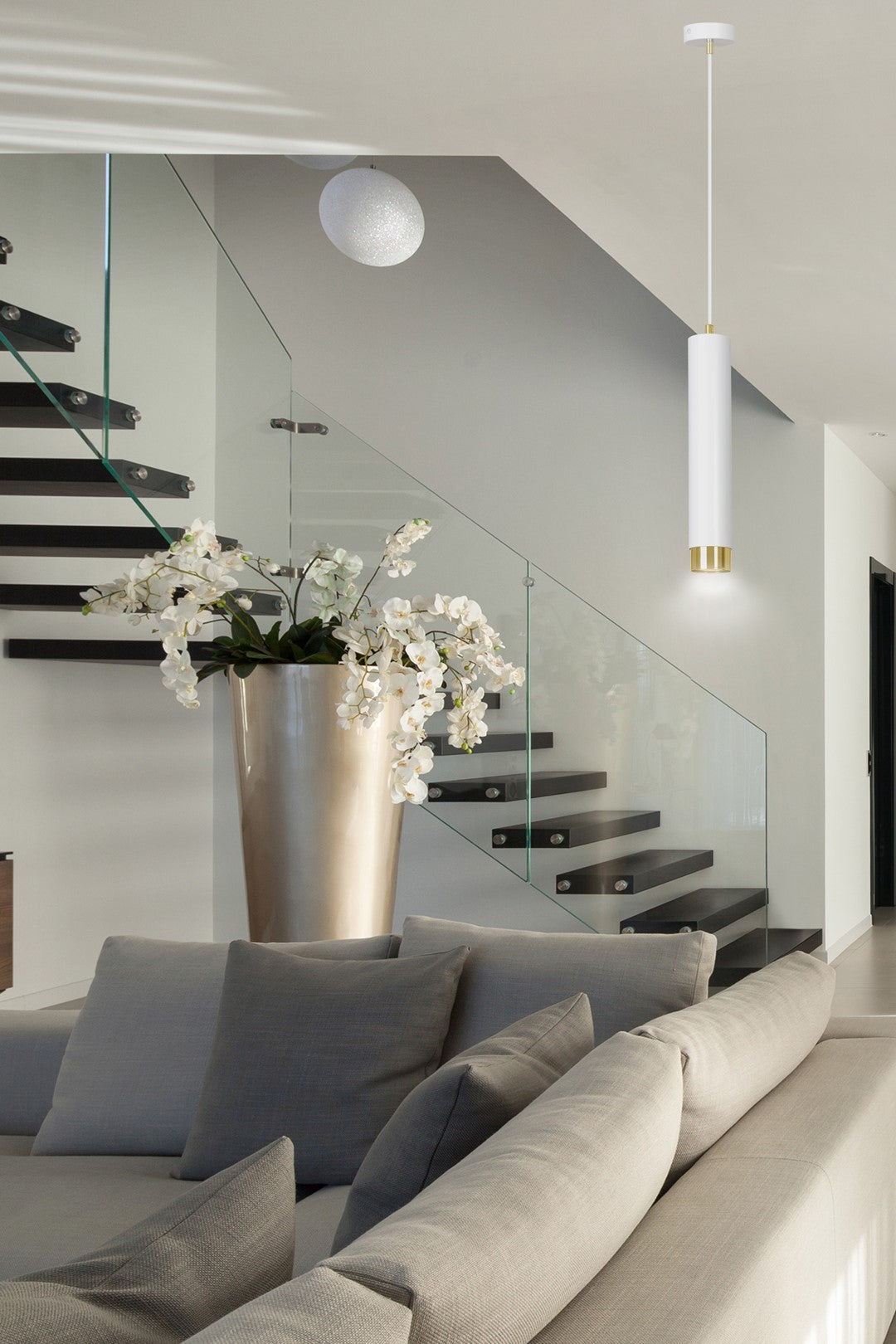 Lampa suspendata alba cu accente aurii in forma de tub Kibo