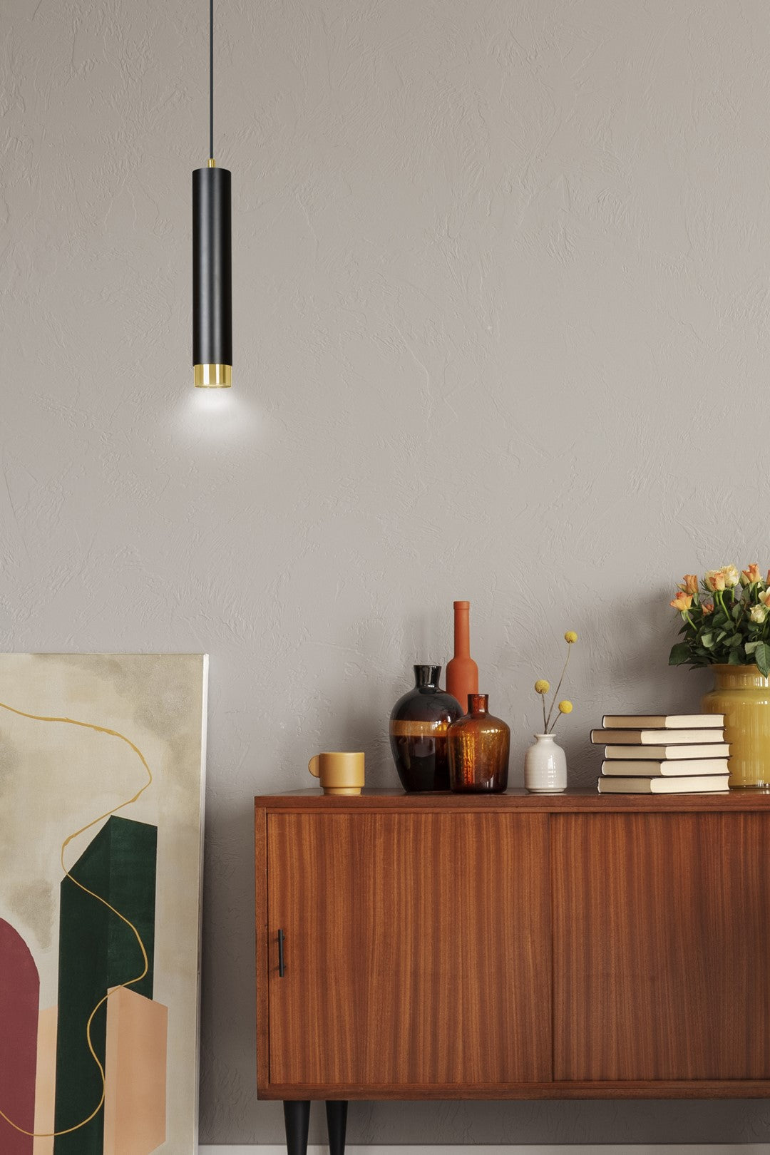 Lampa suspendata neagra cu accente aurii in forma de tub Kibo