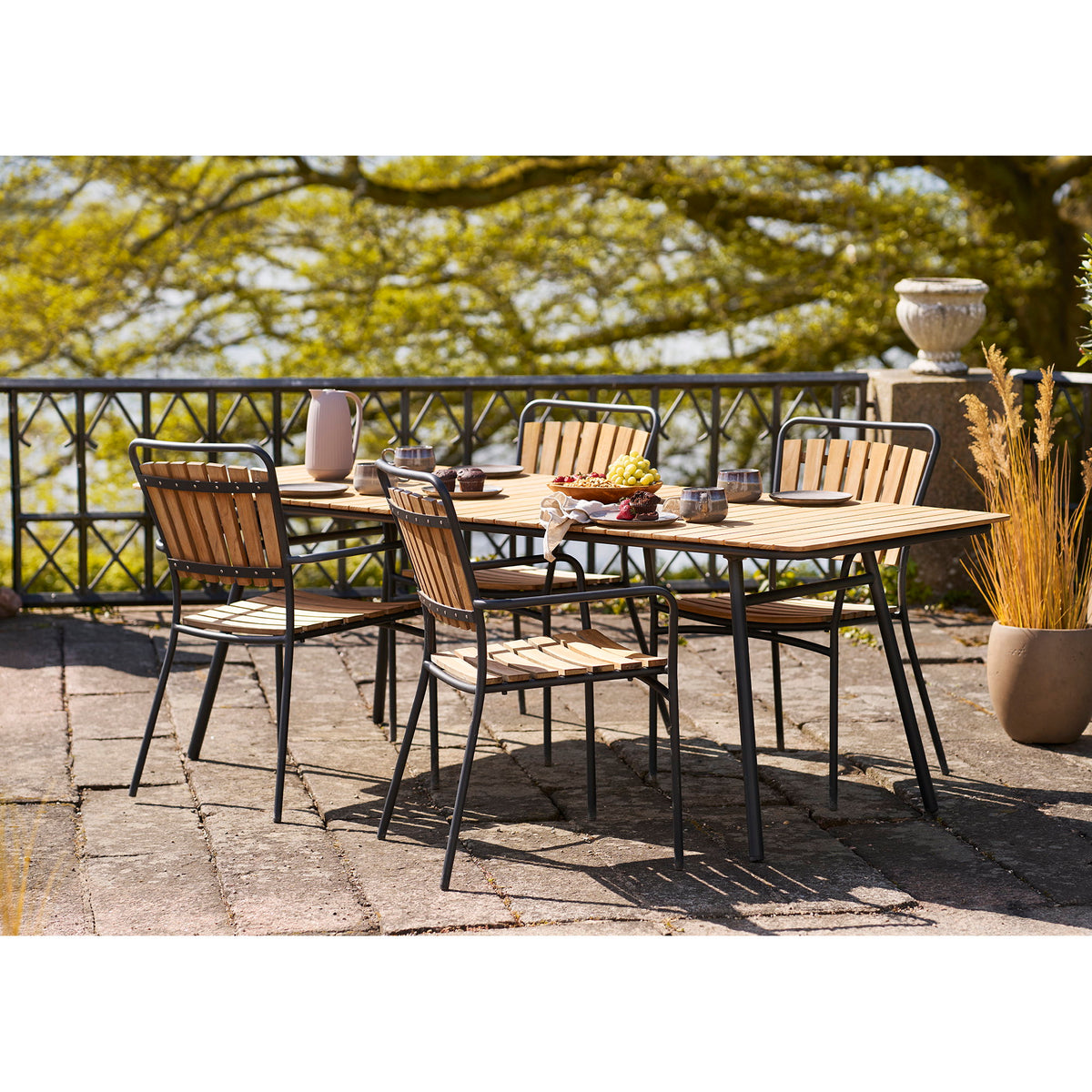 Scaun de dining, tec, cu cadru negru