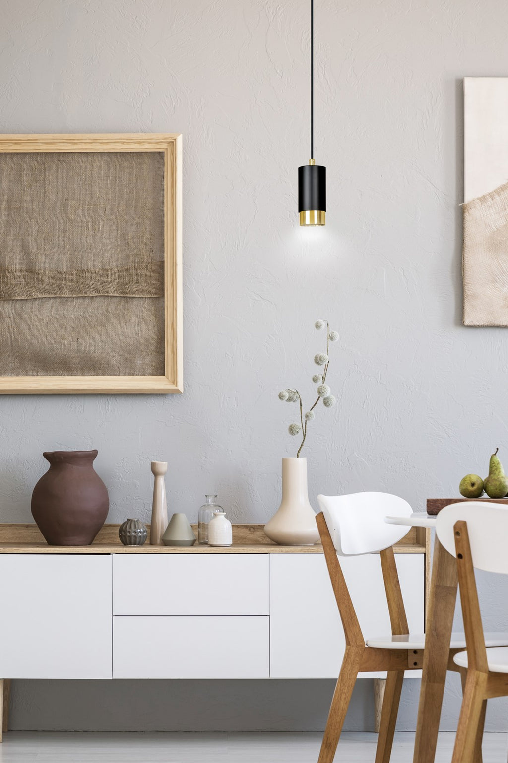 Lampa suspendata din metal negru cu accente aurii Fumiko