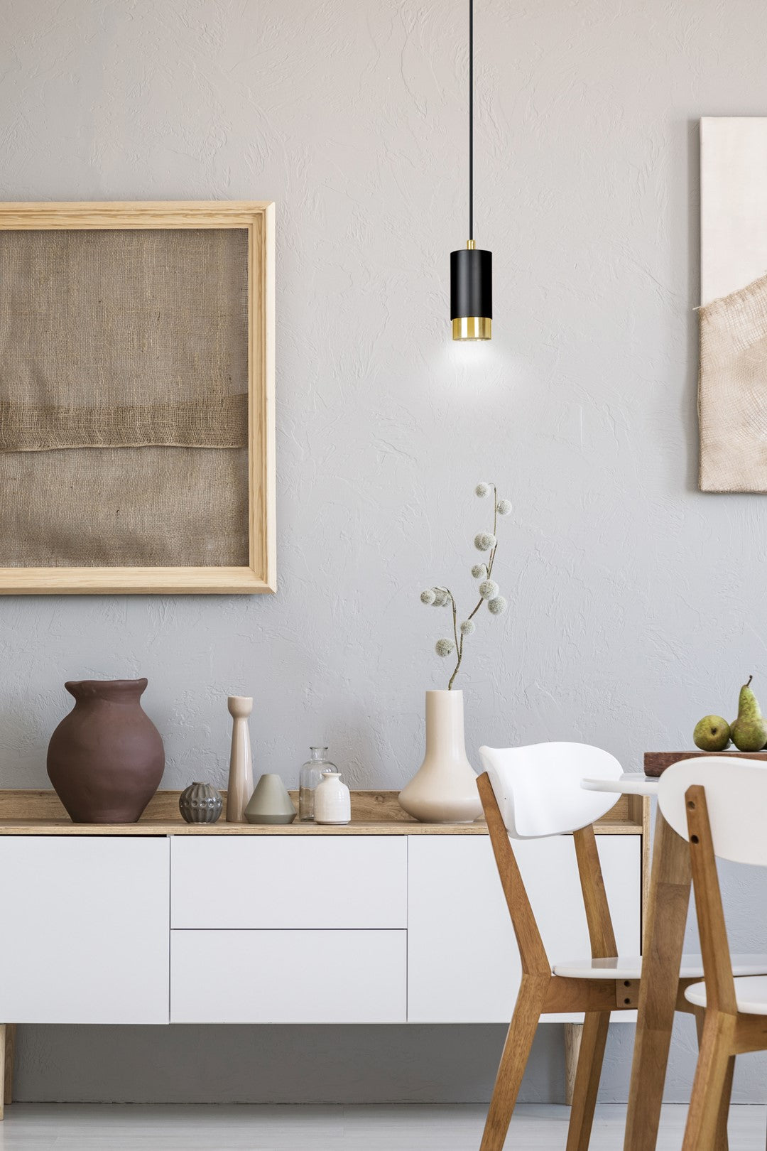 Lampa suspendata din metal negru cu accente aurii Fumiko