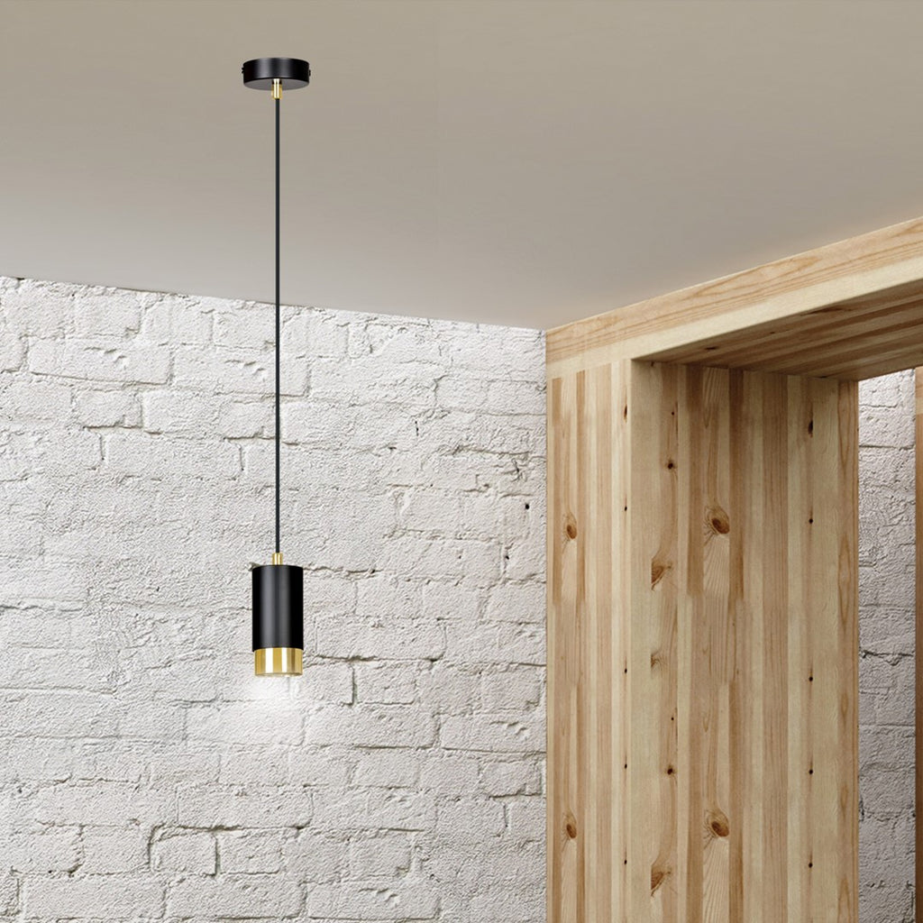 Lampa suspendata din metal negru cu accente aurii Fumiko